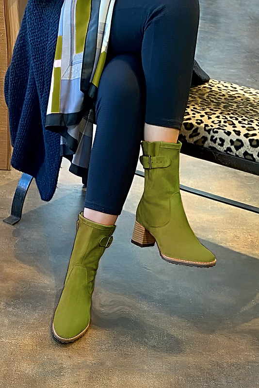 Boots femme : Boots avec des boucles sur le côté couleur vert pistache. Bout rond. Talon mi-haut bottier. Vue porté - Florence KOOIJMAN