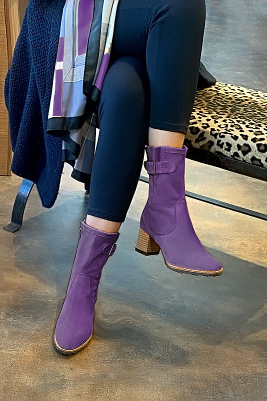 Boots femme : Boots avec des boucles sur le côté couleur violet améthyste. Bout rond. Talon mi-haut bottier. Vue porté - Florence KOOIJMAN