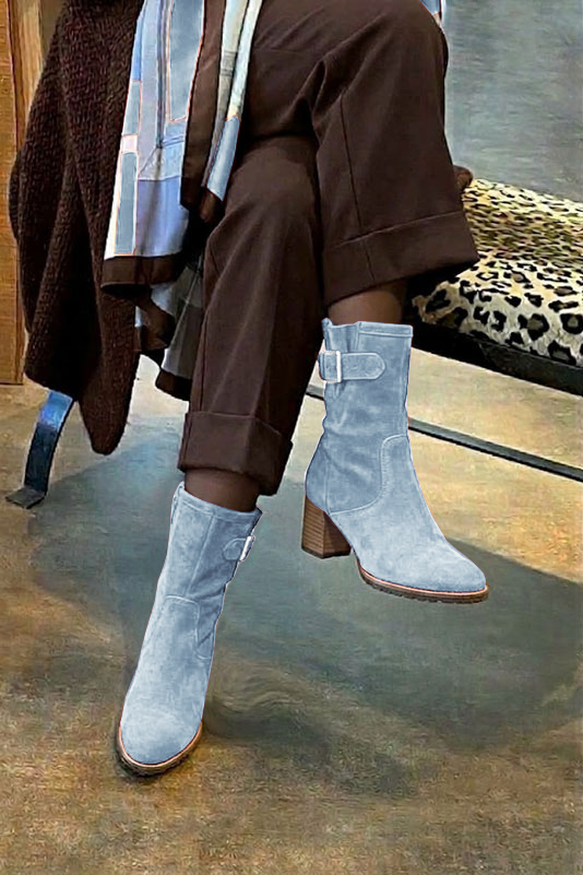 Bottines boucle sur le côté pour femme en cuir bleu ciel avec bout rond et talon bottier de 6 cm - Vue du dessus
