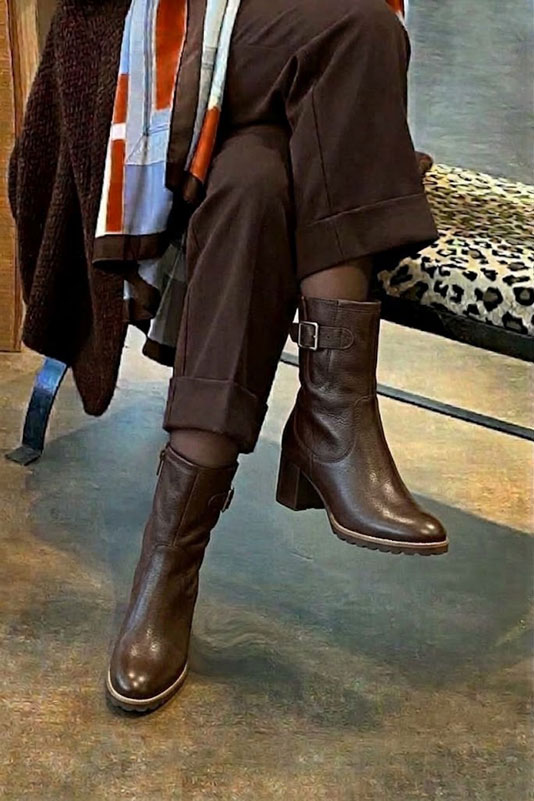 Bottines boucle sur le côté pour femme en cuir marron foncé avec bout rond et talon bottier de 6 cm - Vue porté