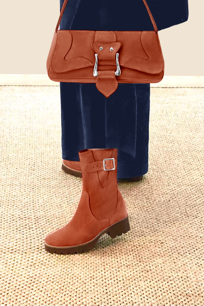 Boots femme : Boots avec des boucles sur le côté couleur orange corail. Bout rond. Semelle gomme petit talon. Vue du dessus - Florence KOOIJMAN