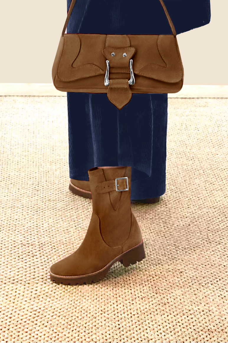 Boots femme : Boots avec des boucles sur le côté couleur marron caramel. Bout rond. Semelle gomme petit talon. Vue du dessus - Florence KOOIJMAN