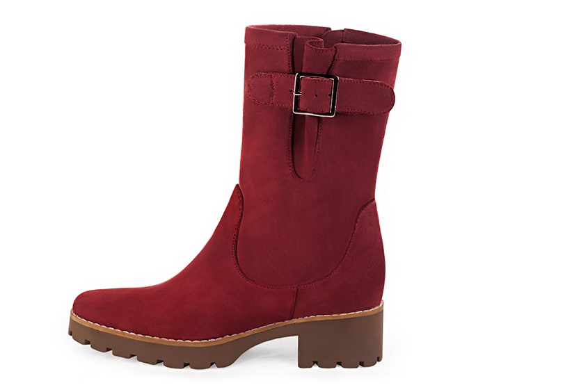 Bottines élégantes et raffinées avec des boucles sur le côté, coloris rouge bordeaux. Bout rond. Semelle gomme mi-haut. Personnalisation : Choix des cuirs, des couleurs et des talons. Cou-de-pied sur mesure. - Florence KOOIJMAN
