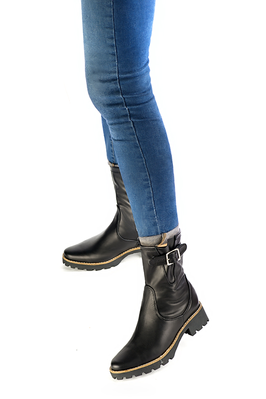 Boots femme : Boots avec des boucles sur le côté couleur noir satiné. Bout rond. Semelle gomme petit talon. Vue porté - Florence KOOIJMAN