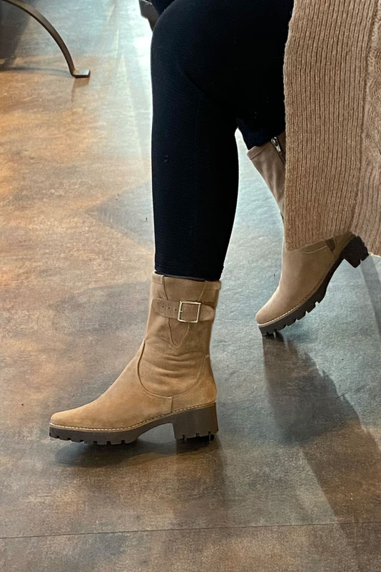 Boots femme : Boots avec des boucles sur le côté couleur beige sahara. Bout rond. Semelle gomme petit talon. Vue porté - Florence KOOIJMAN