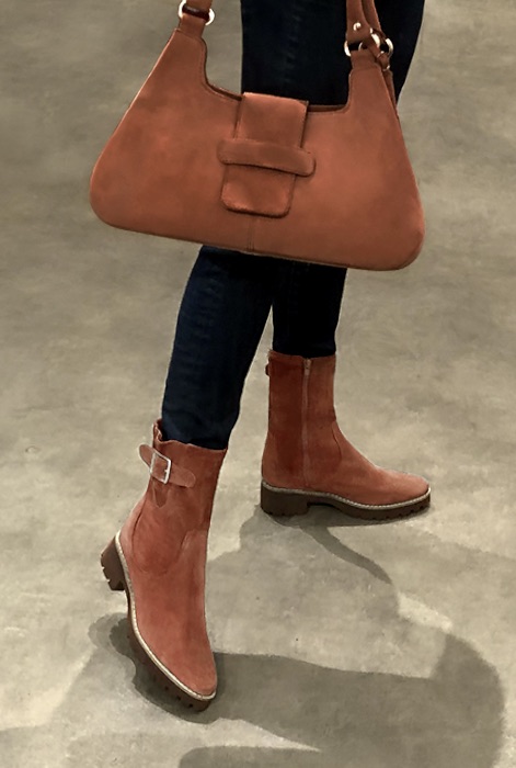 Bottines élégantes et raffinées avec des boucles sur le côté, coloris orange corail. Bout rond. Semelle gomme mi-haut. Personnalisation : Choix des cuirs, des couleurs et des talons. Cou-de-pied sur mesure. - Florence KOOIJMAN