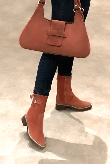 Bottines élégantes et raffinées avec des boucles sur le côté, coloris orange corail. Bout rond. Semelle gomme mi-haut. Personnalisation : Choix des cuirs, des couleurs et des talons. Cou-de-pied sur mesure. - Florence KOOIJMAN