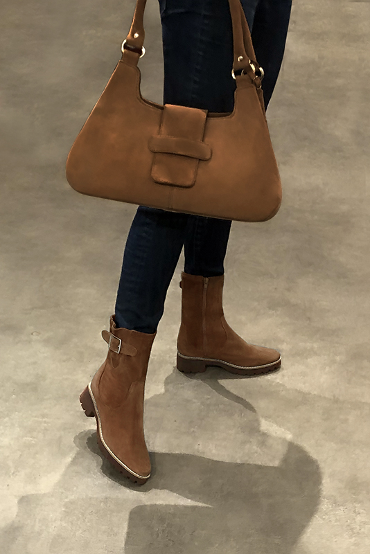 Boots femme : Boots avec des boucles sur le côté couleur marron caramel. Bout rond. Semelle gomme petit talon. Vue porté - Florence KOOIJMAN