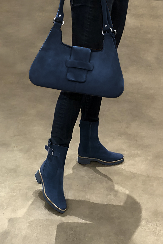 Boots femme : Boots avec des boucles sur le côté couleur bleu marine. Bout rond. Semelle gomme petit talon. Vue porté - Florence KOOIJMAN
