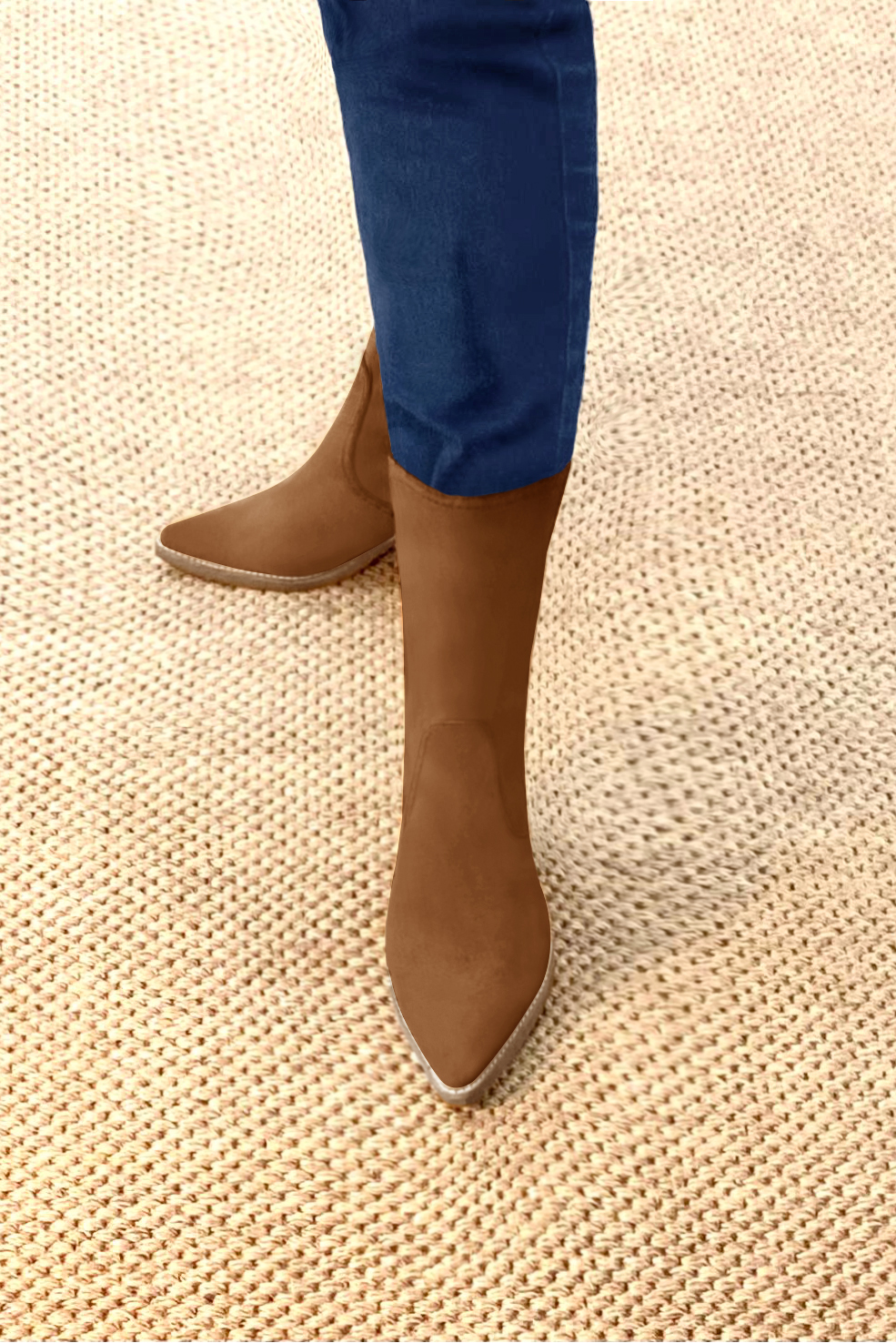 Bottines élégantes et raffinées avec une fermeture éclair à l'intérieur, coloris marron caramel. Bout effilé. Mi-haut à haut. Talon conique. Personnalisation : Choix des cuirs, des couleurs et des talons. Cou-de-pied sur mesure. - Florence KOOIJMAN