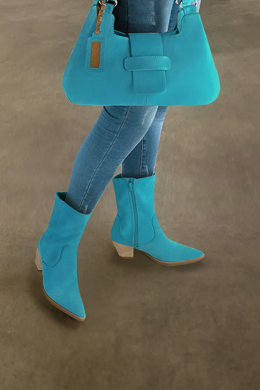 Boots femme : Boots fermeture éclair à l'intérieur couleur bleu turquoise. Bout effilé. Talon mi-haut conique. Vue porté - Florence KOOIJMAN