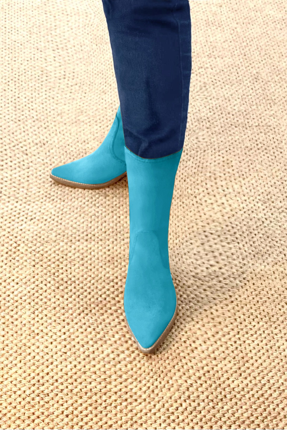 Bottines élégantes et raffinées avec une fermeture éclair à l'intérieur, coloris bleu turquoise. Bout effilé. Mi-haut à haut. Talon conique. Personnalisation : Choix des cuirs, des couleurs et des talons. Cou-de-pied sur mesure. - Florence KOOIJMAN