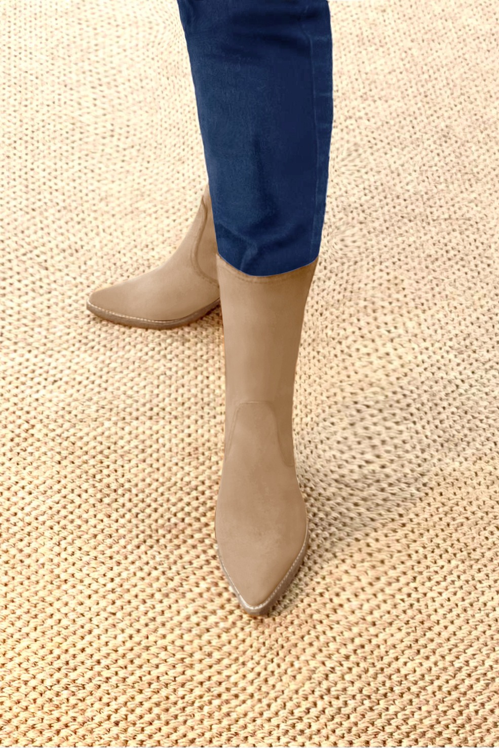 Bottines élégantes et raffinées avec une fermeture éclair à l'intérieur, coloris beige sahara. Bout effilé. Mi-haut à haut. Talon conique. Personnalisation : Choix des cuirs, des couleurs et des talons. Cou-de-pied sur mesure. - Florence KOOIJMAN