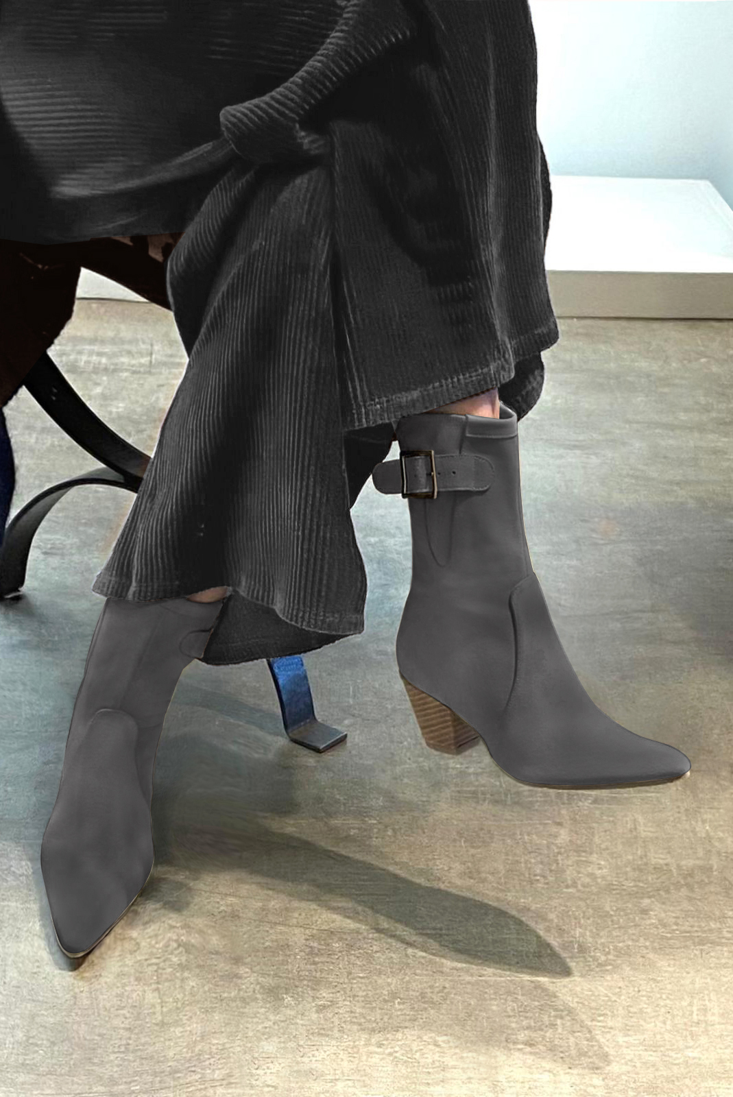 Boots femme : Boots fermeture éclair à l'intérieur couleur gris acier. Bout effilé. Talon mi-haut conique. Vue porté - Florence KOOIJMAN