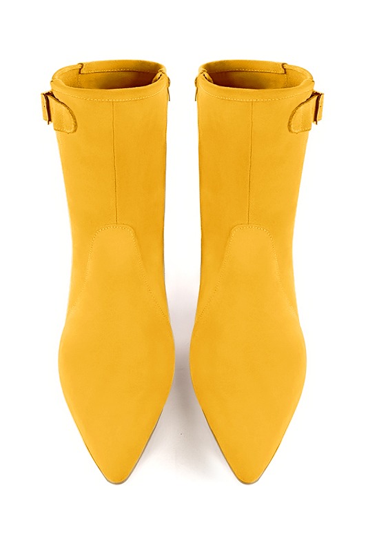 Boots femme : Boots fermeture éclair à l'intérieur couleur jaune soleil. Bout effilé. Talon mi-haut conique. Vue du dessus - Florence KOOIJMAN