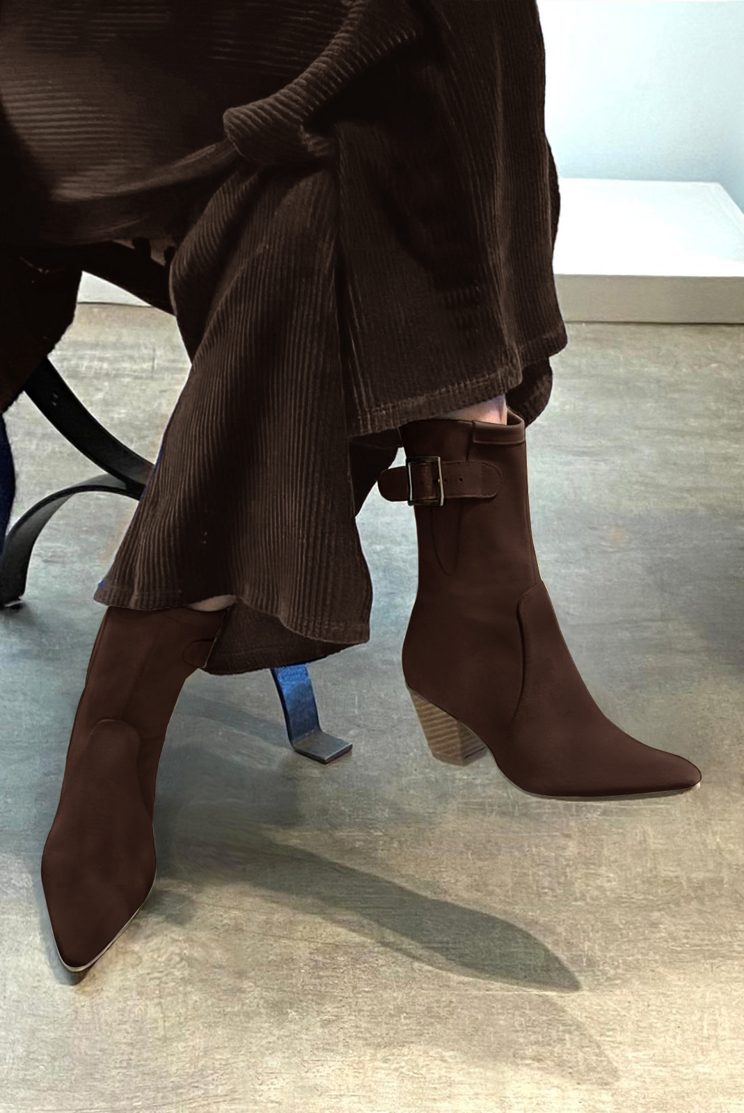 Boots femme : Boots fermeture éclair à l'intérieur couleur marron ébène. Bout effilé. Talon mi-haut conique. Vue porté - Florence KOOIJMAN