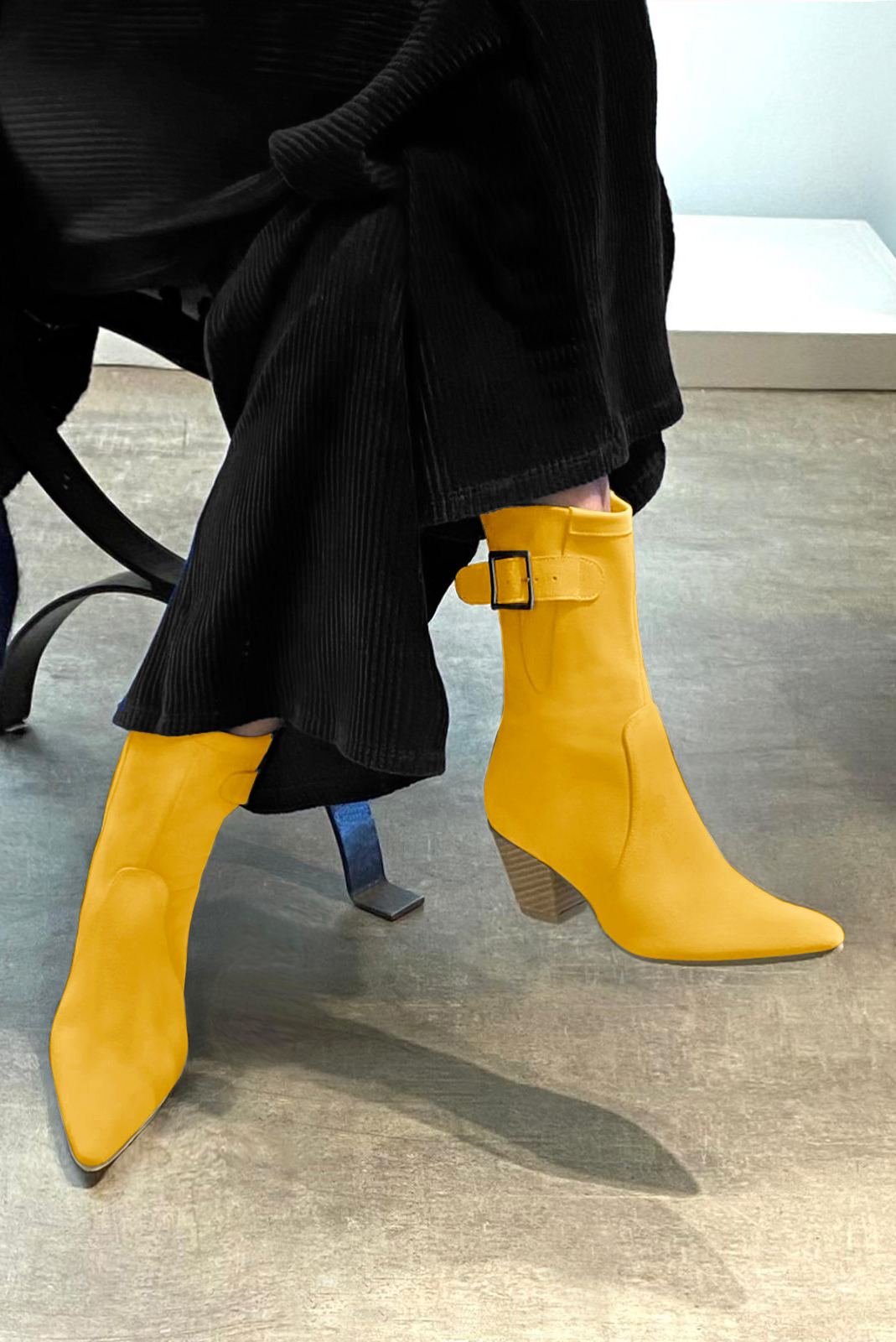 Boots femme : Boots fermeture éclair à l'intérieur couleur jaune soleil. Bout effilé. Talon mi-haut conique. Vue porté - Florence KOOIJMAN