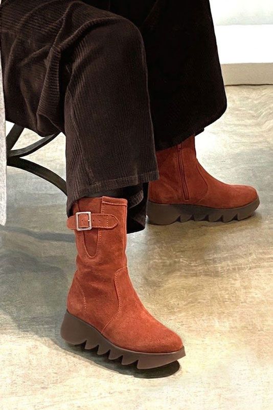 Bottines avec un zip intérieur pour femme en cuir terracotta avec bout rond et semelle épaisse et sculpturale en gomme - Vue porté