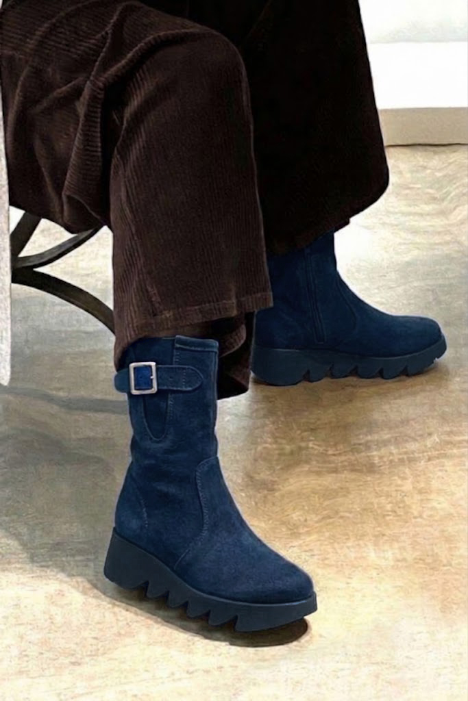 Bottines avec un zip intérieur pour femme en cuir bleu marine avec bout rond et semelle épaisse et sculpturale en gomme - Vue porté