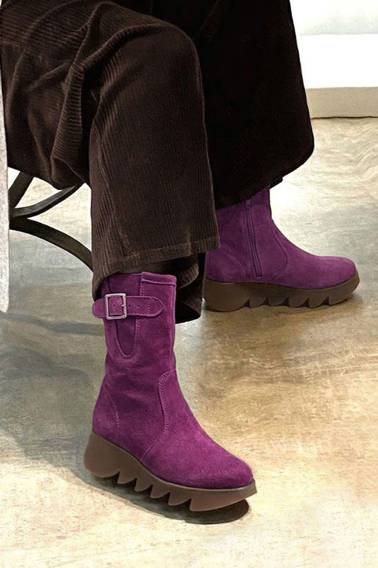 Bottines avec un zip intérieur pour femme en cuir prune avec bout rond et semelle épaisse et sculpturale en gomme - Vue porté