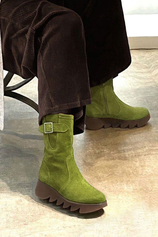 Bottines avec un zip intérieur pour femme en cuir vert émeraude avec bout rond et semelle épaisse et sculpturale en gomme - Vue porté