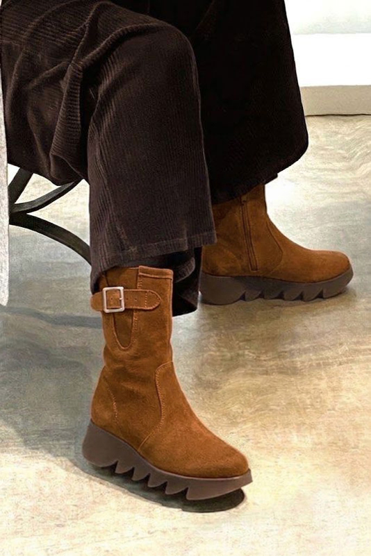 Bottines avec un zip intérieur pour femme en cuir cognac avec bout rond et semelle épaisse et sculpturale en gomme - Vue porté
