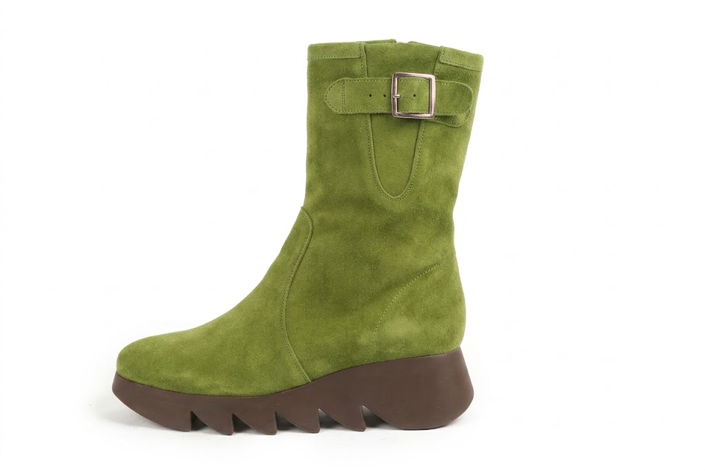Bottines avec un zip intérieur pour femme en cuir vert émeraude avec bout rond et semelle épaisse et sculpturale en gomme - Vue de profil