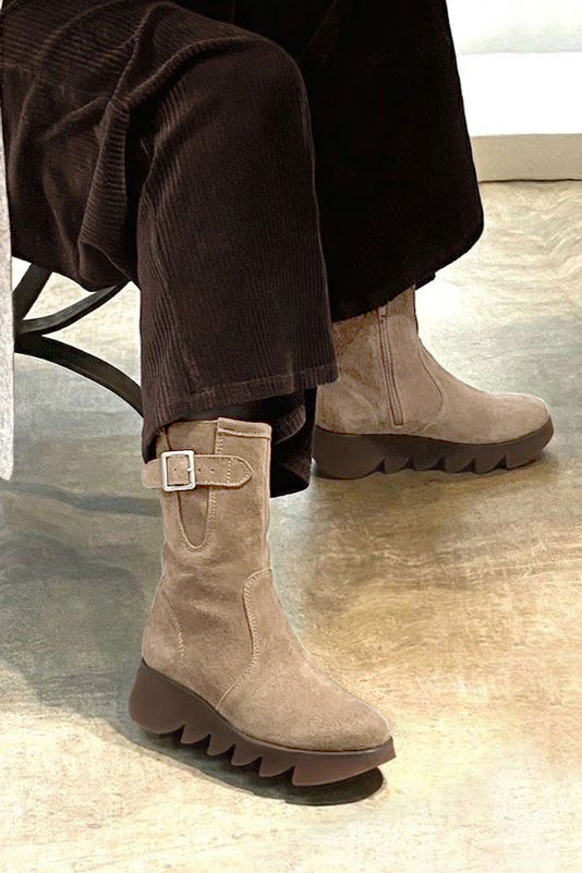 Bottines avec un zip intérieur pour femme en cuir sable avec bout rond et semelle épaisse et sculpturale en gomme - Vue porté