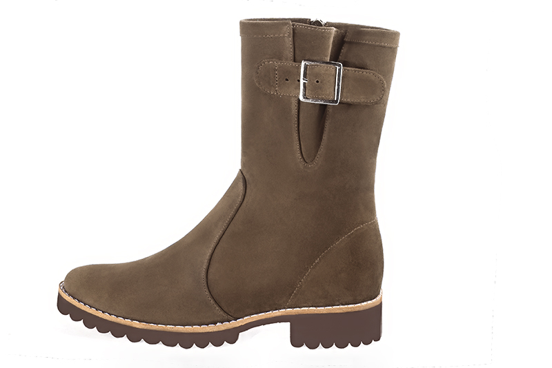 Bottines élégantes et raffinées avec des boucles sur le côté, coloris marron chocolat. Bout rond. Semelle gomme plat. Personnalisation : Choix des cuirs, des couleurs et des talons. Cou-de-pied sur mesure. - Florence KOOIJMAN