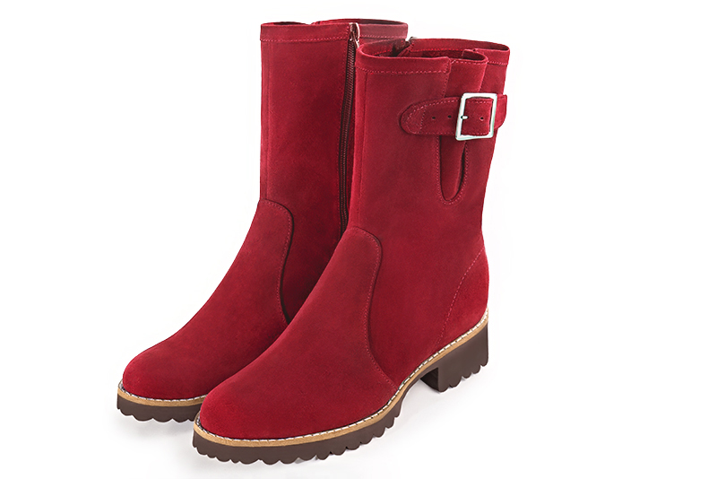 Bottines élégantes et raffinées avec des boucles sur le côté, coloris rouge carmin. Bout rond. Semelle gomme plat. Personnalisation : Choix des cuirs, des couleurs et des talons. Cou-de-pied sur mesure. - Florence KOOIJMAN
