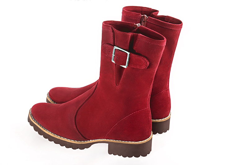 Bottines élégantes et raffinées avec des boucles sur le côté, coloris rouge carmin. Bout rond. Semelle gomme plat. Personnalisation : Choix des cuirs, des couleurs et des talons. Cou-de-pied sur mesure. - Florence KOOIJMAN