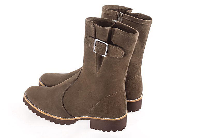 Bottines élégantes et raffinées avec des boucles sur le côté, coloris marron chocolat. Bout rond. Semelle gomme plat. Personnalisation : Choix des cuirs, des couleurs et des talons. Cou-de-pied sur mesure. - Florence KOOIJMAN