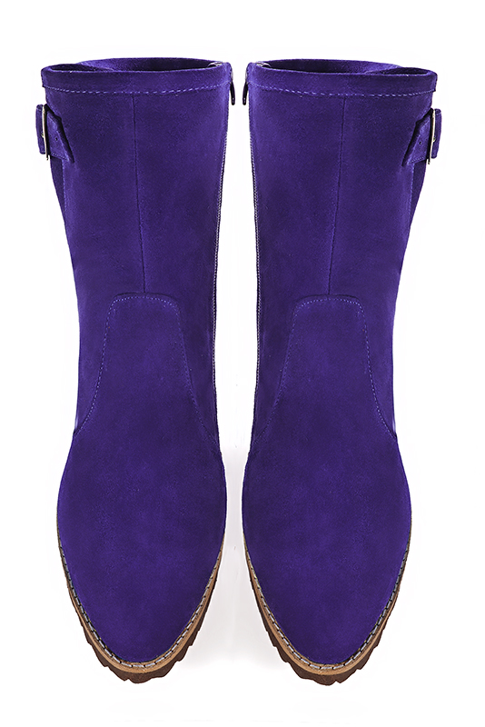 Boots femme : Boots avec des boucles sur le côté couleur violet outremer. Bout rond. Semelle gomme talon plat. Vue du dessus - Florence KOOIJMAN