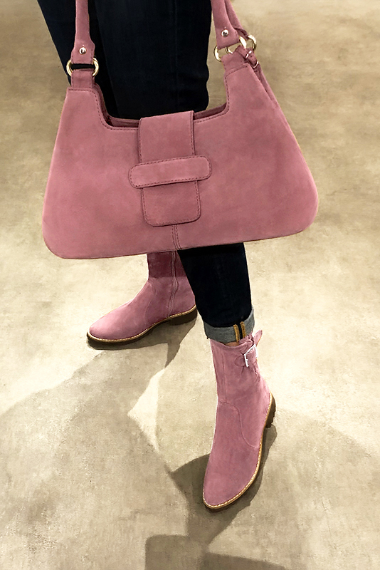 Boots femme : Boots avec des boucles sur le côté couleur rose vieux rose. Bout rond. Semelle gomme talon plat. Vue porté - Florence KOOIJMAN