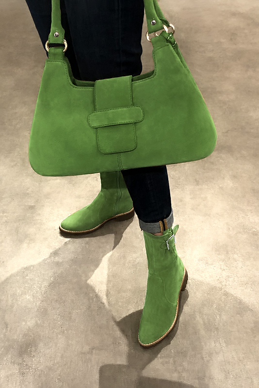 Boots femme : Boots avec des boucles sur le côté couleur vert anis. Bout rond. Semelle gomme talon plat. Vue porté - Florence KOOIJMAN