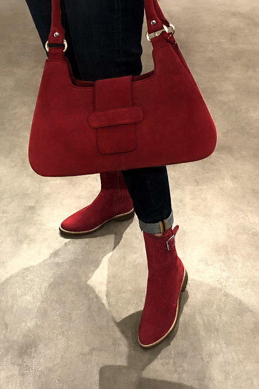 Bottines femme boucles sur les côtés rouge carmin. Bout rond. Semelle en gomme - Vue du dessus