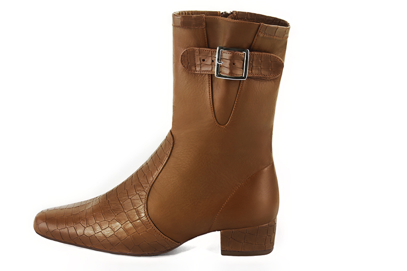 Boots femme : Boots avec des boucles sur le côté couleur marron caramel. Bout rond. Petit talon bottier. Vue de profil - Florence KOOIJMAN