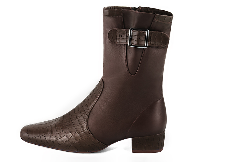 Bottines élégantes et raffinées avec des boucles sur le côté, coloris marron ébène. Bout rond. Mi-haut. Talon bottier. Personnalisation : Choix des cuirs, des couleurs et des talons. Cou-de-pied sur mesure. - Florence KOOIJMAN
