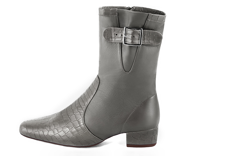 Bottines élégantes et raffinées avec des boucles sur le côté, coloris gris cendre. Bout rond. Mi-haut. Talon bottier. Personnalisation : Choix des cuirs, des couleurs et des talons. Cou-de-pied sur mesure. - Florence KOOIJMAN
