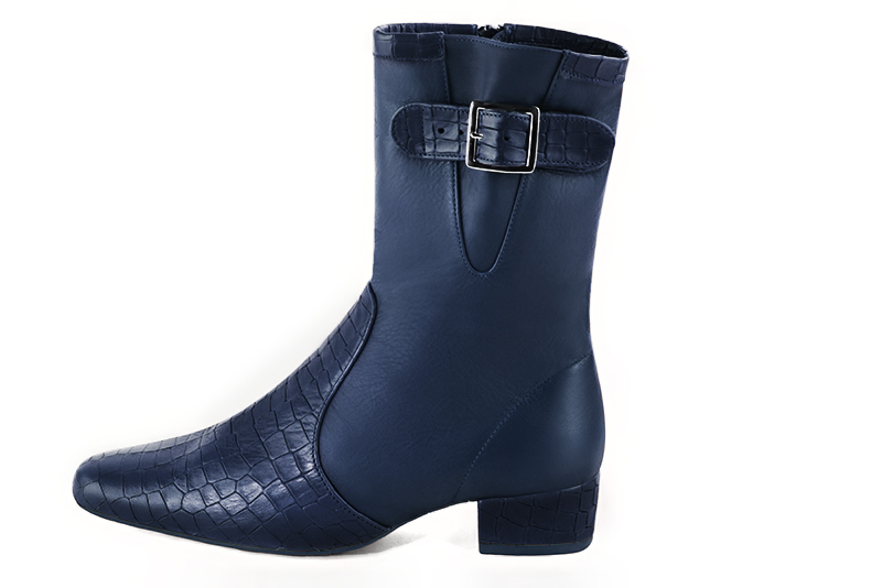Boots femme : Boots avec des boucles sur le côté couleur bleu marine. Bout rond. Petit talon bottier. Vue de profil - Florence KOOIJMAN