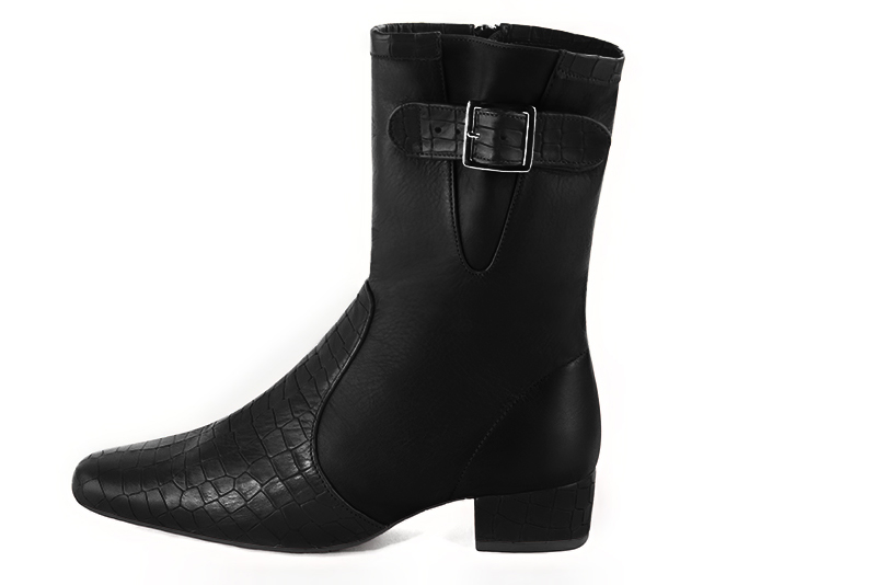 Boots femme : Boots avec des boucles sur le côté couleur noir satiné. Bout rond. Petit talon bottier. Vue de profil - Florence KOOIJMAN