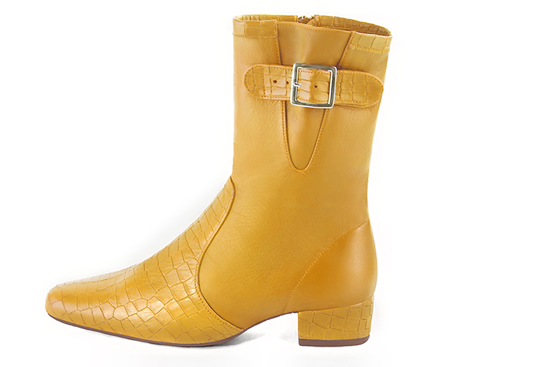 Boots femme : Boots avec des boucles sur le côté couleur jaune ocre. Bout rond. Petit talon bottier. Vue de profil - Florence KOOIJMAN