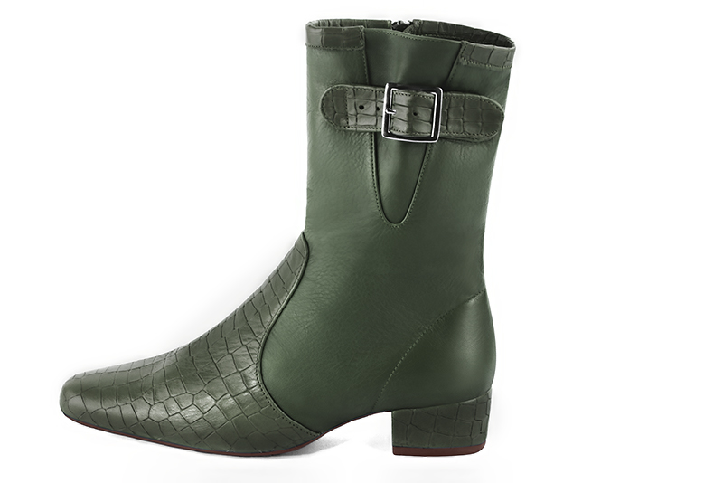 Bottines élégantes et raffinées avec des boucles sur le côté, coloris vert bouteille. Bout rond. Mi-haut. Talon bottier. Personnalisation : Choix des cuirs, des couleurs et des talons. Cou-de-pied sur mesure. - Florence KOOIJMAN