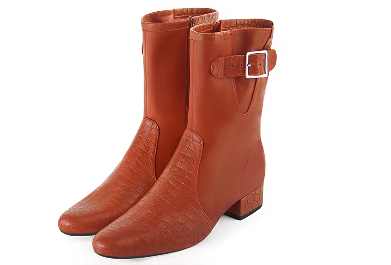 Boots femme : Boots avec des boucles sur le côté couleur orange corail. Bout rond. Petit talon bottier Vue avant - Florence KOOIJMAN