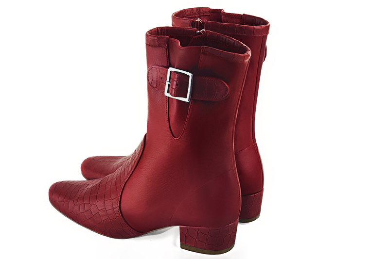 Boots femme : Boots avec des boucles sur le côté couleur rouge bordeaux. Bout rond. Petit talon bottier. Vue arrière - Florence KOOIJMAN