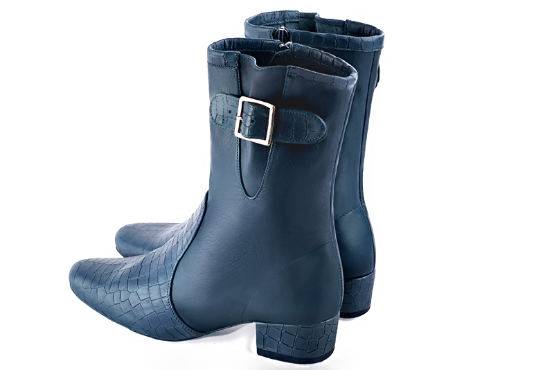 Boots femme : Boots avec des boucles sur le côté couleur bleu denim. Bout rond. Petit talon bottier. Vue arrière - Florence KOOIJMAN