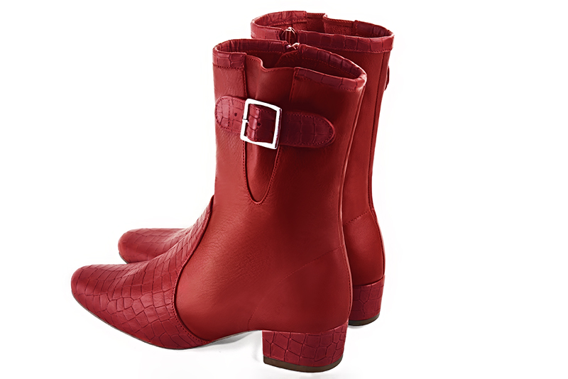 Bottines élégantes et raffinées avec des boucles sur le côté, coloris rouge coquelicot. Bout rond. Mi-haut. Talon bottier. Personnalisation : Choix des cuirs, des couleurs et des talons. Cou-de-pied sur mesure. - Florence KOOIJMAN