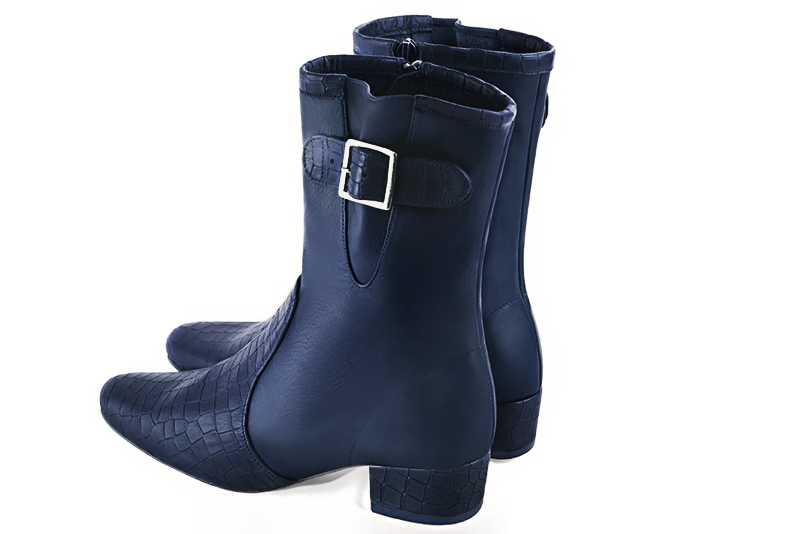 Boots femme : Boots avec des boucles sur le côté couleur bleu marine. Bout rond. Petit talon bottier. Vue arrière - Florence KOOIJMAN