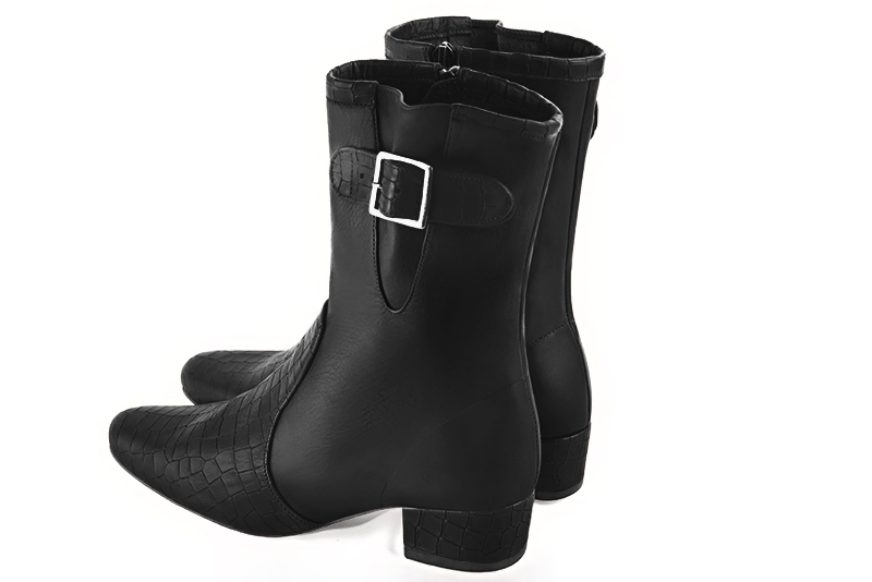 Boots femme : Boots avec des boucles sur le côté couleur noir satiné. Bout rond. Petit talon bottier. Vue arrière - Florence KOOIJMAN