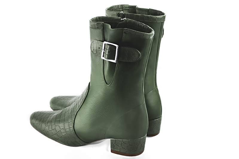 Bottines élégantes et raffinées avec des boucles sur le côté, coloris vert bouteille. Bout rond. Mi-haut. Talon bottier. Personnalisation : Choix des cuirs, des couleurs et des talons. Cou-de-pied sur mesure. - Florence KOOIJMAN
